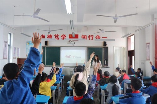 星空app官网：一堂别开生面的“双语”思政课