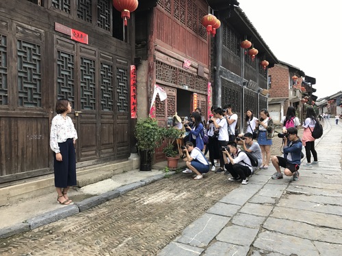 学生在柳子街摄影外拍