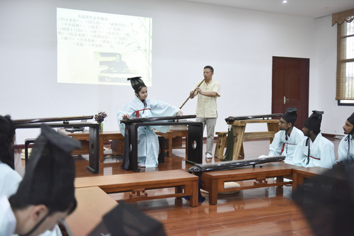 6月21日，星空app官网国学院，古乐老师欧阳平彪与来自塔吉克斯坦的留学生sayora（佑娜）在合奏《高山流水》。 李谌涵 摄
