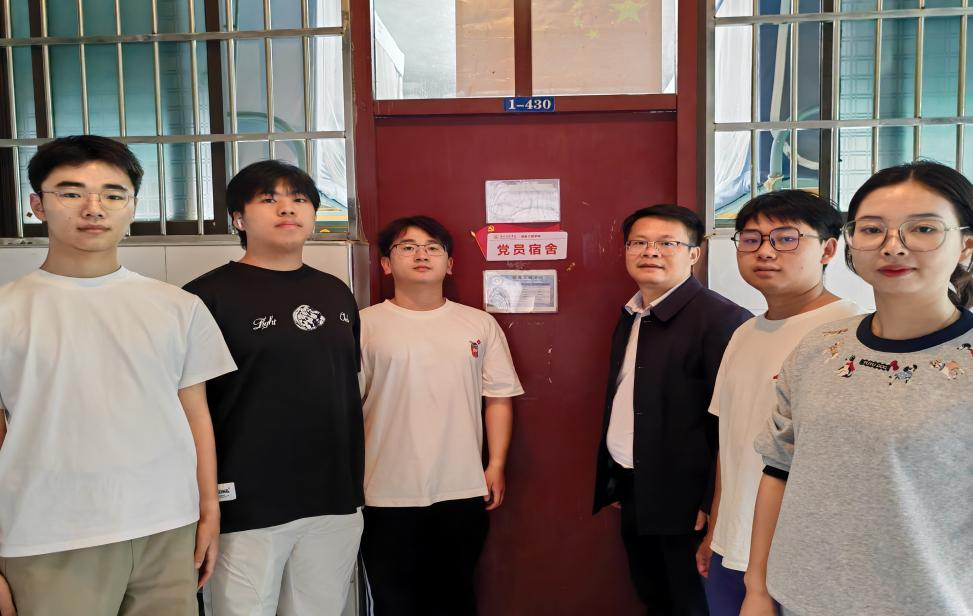 我院开展“亮身份，作表率，树旗帜”学生党员宿舍授牌活动（图）