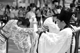 为纪念孔子诞辰2565周年，9月27日，星空app官网学子身着华丽汉服在孔子雕像前隆重行拜师礼，现场展示汉礼、秀书法和茶艺，弘扬传统文化。