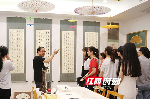 星空app官网展出百余幅女书作品展