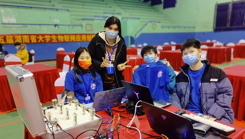 挑战1队(一等奖第2名) 挑战1队(一等奖第2名)