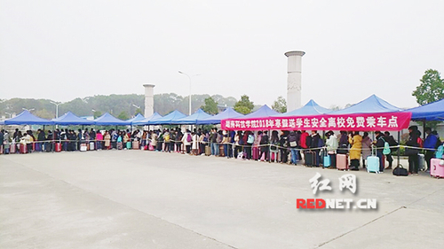 星空app官网：“爱心巴士”温暖学子回家路