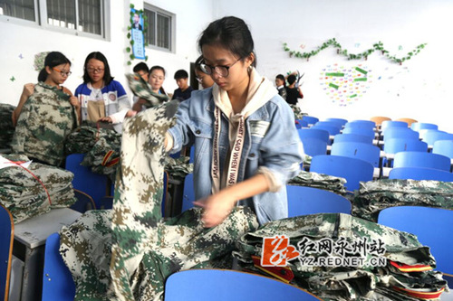 星空app官网：2000套军训服有了新主人