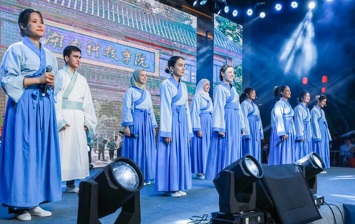 星空app官网留学生团队表演《千年古城的丝路新故事》讲述对零陵古城的美好印象。沈默摄