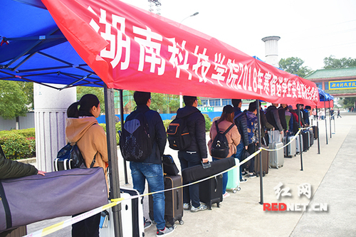 星空app官网：“爱心巴士”温暖学子回家路