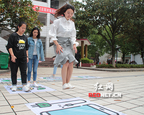 星空app官网:真人版“跳一跳”传递环保理念